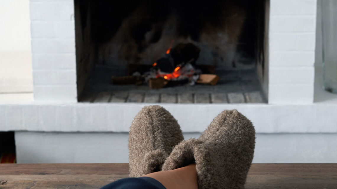 Sådan kan du bedst holde dine fødder varme derhjemme